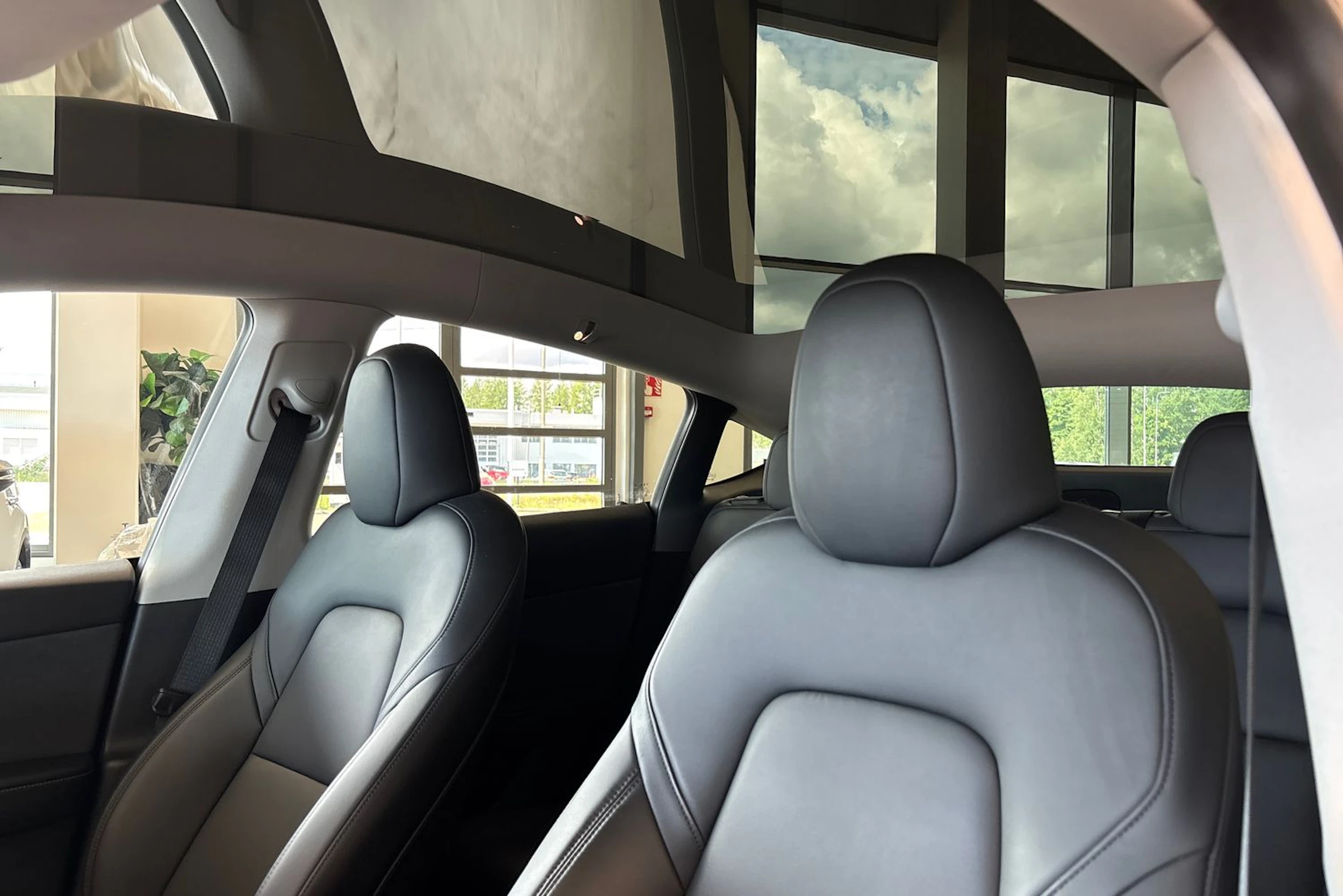 punainen Tesla Model Y 2024 kuva 36.