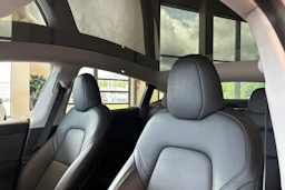 punainen Tesla Model Y 2024 kuva 36.
