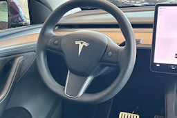 punainen Tesla Model Y 2024 kuva 37.