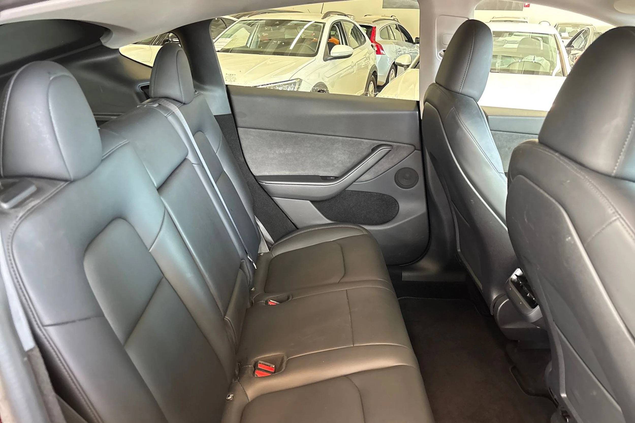 punainen Tesla Model Y 2024 kuva 40.