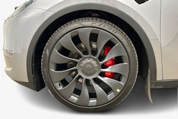 harmaa Tesla Model Y 2024 kuva 11.