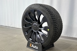 harmaa Tesla Model Y 2024 kuva 13.