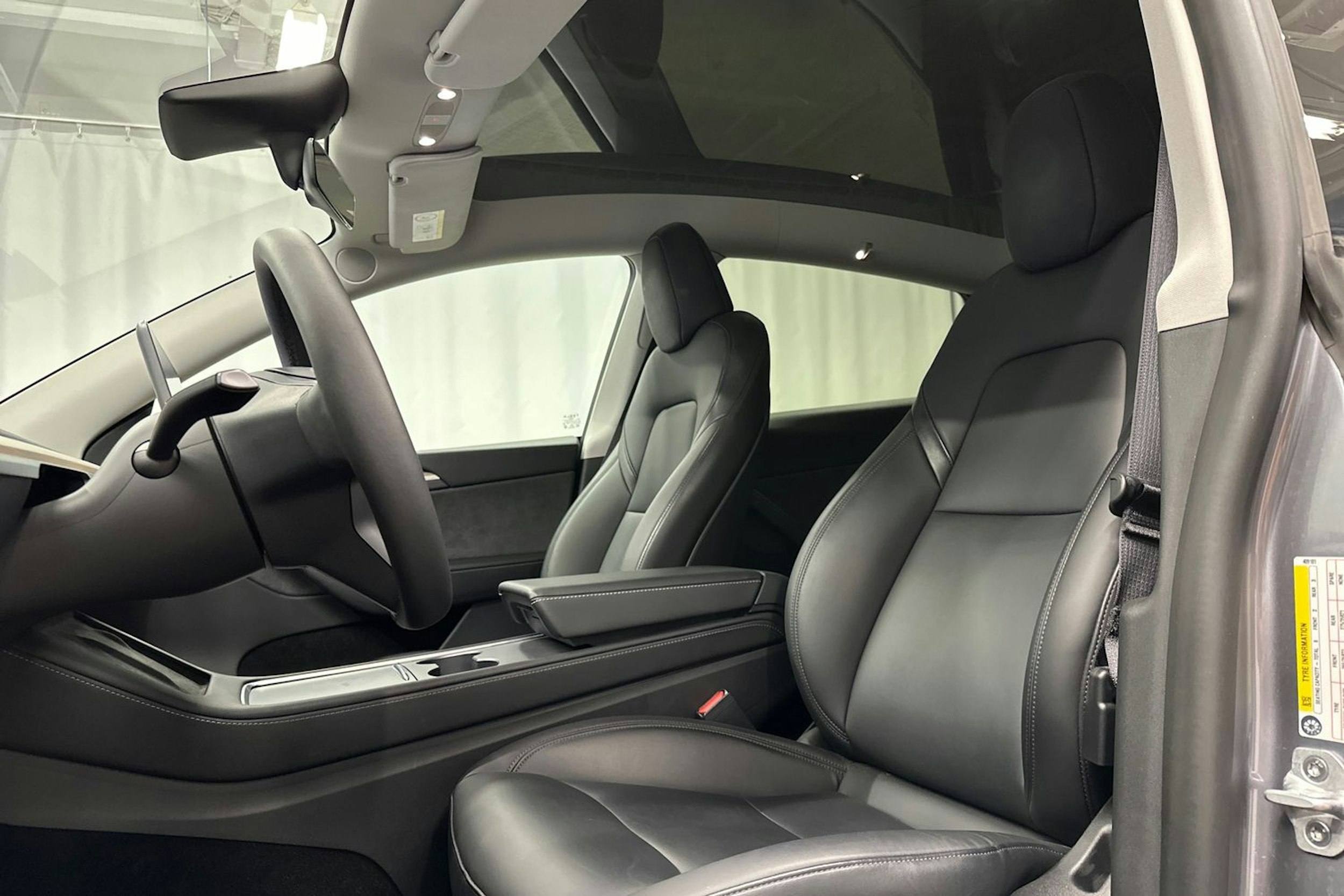 harmaa Tesla Model Y 2024 kuva 14.