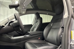 harmaa Tesla Model Y 2024 kuva 14.