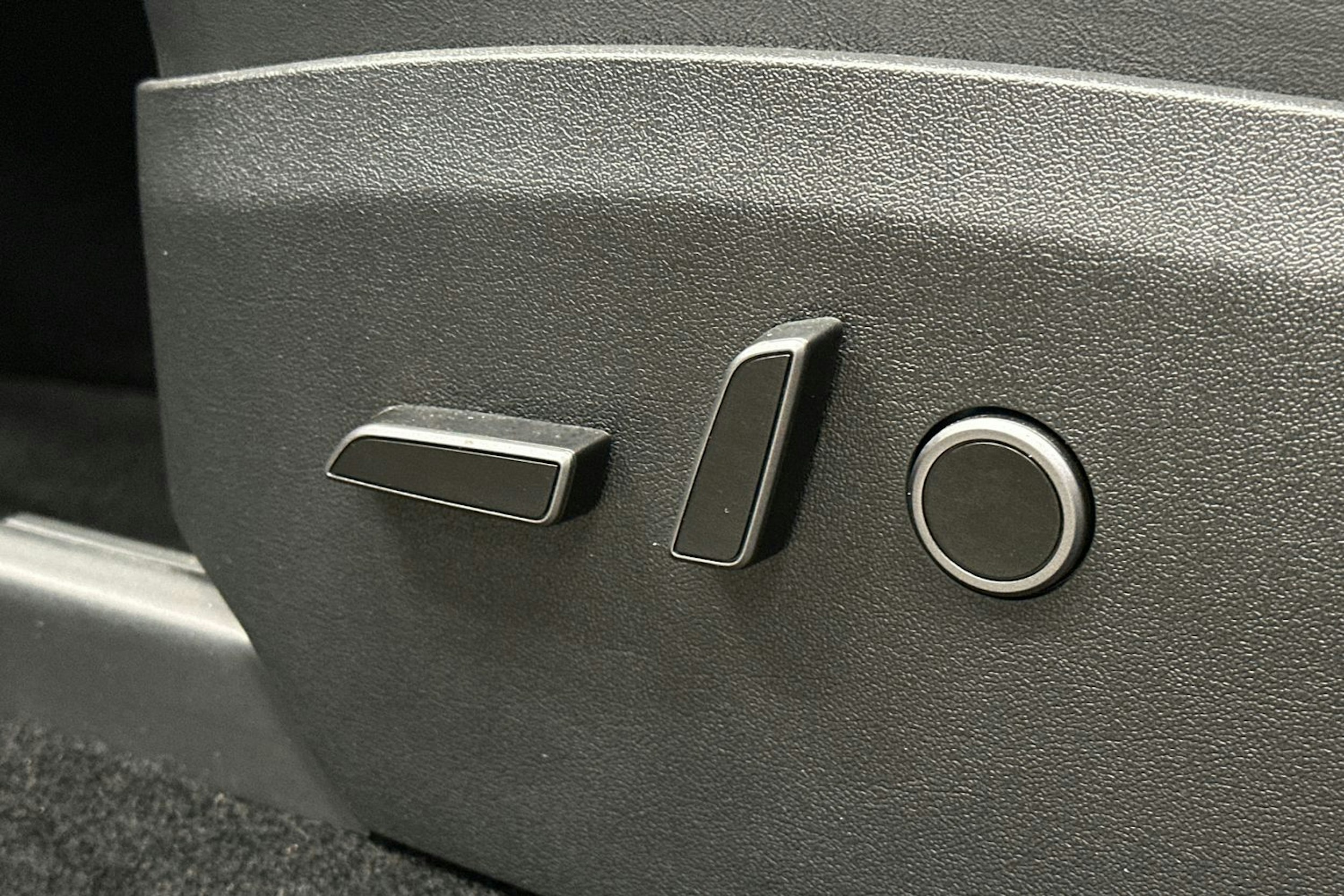 harmaa Tesla Model Y 2024 kuva 15.