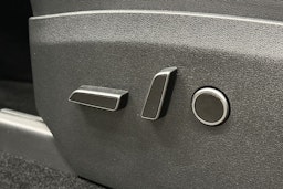 harmaa Tesla Model Y 2024 kuva 15.