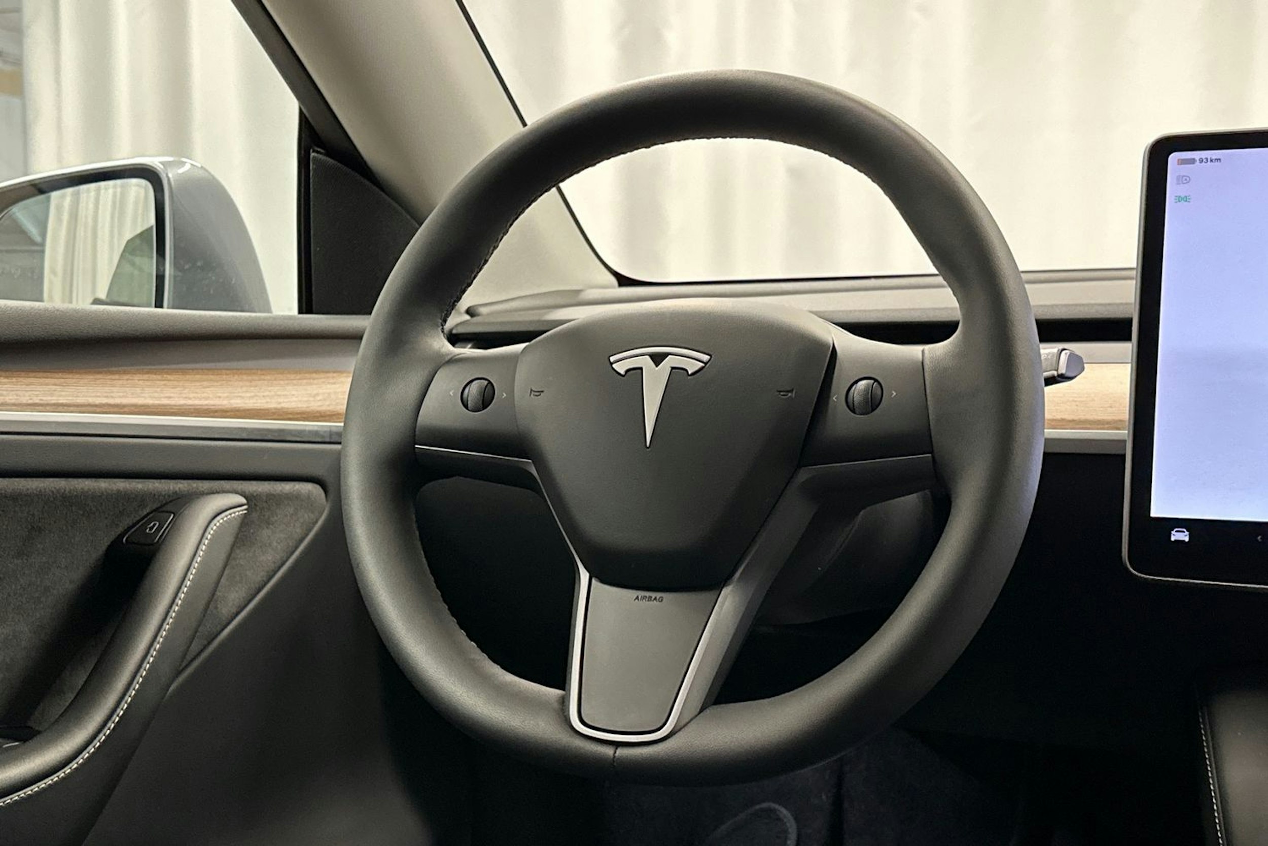 harmaa Tesla Model Y 2024 kuva 16.