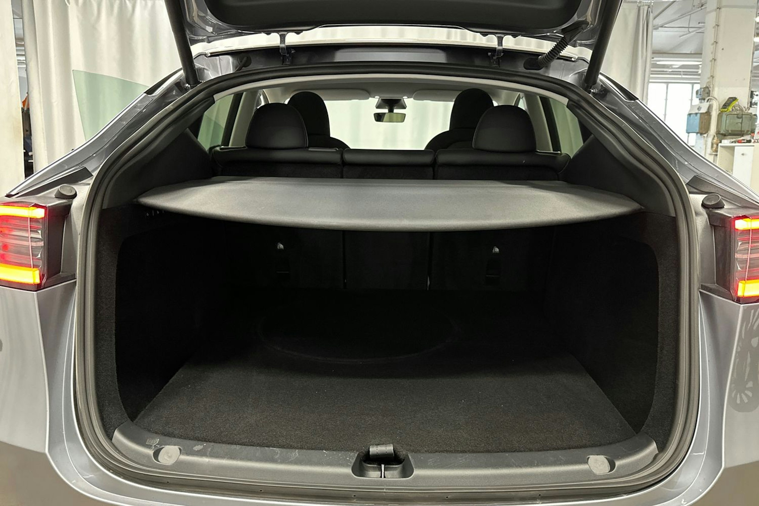 harmaa Tesla Model Y 2024 kuva 17.