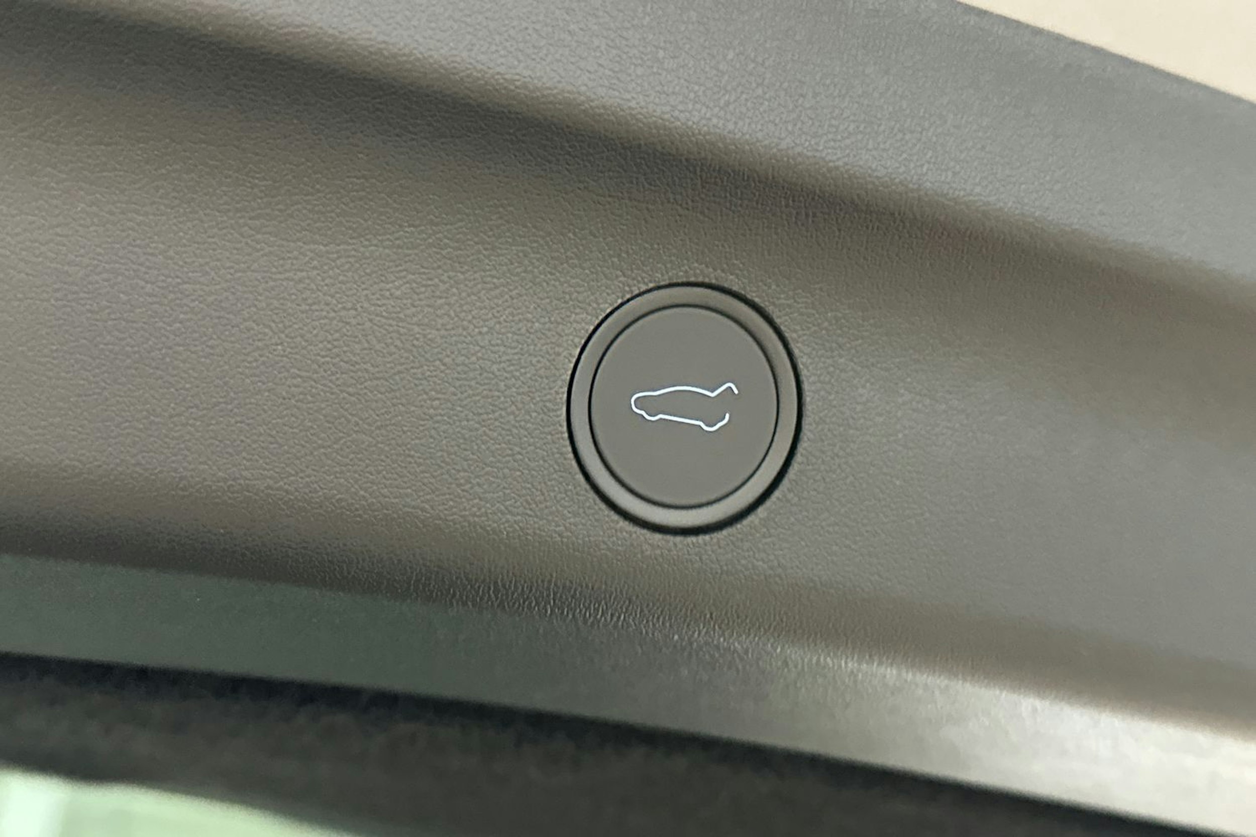 harmaa Tesla Model Y 2024 kuva 18.