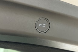 harmaa Tesla Model Y 2024 kuva 18.