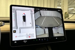 harmaa Tesla Model Y 2024 kuva 19.