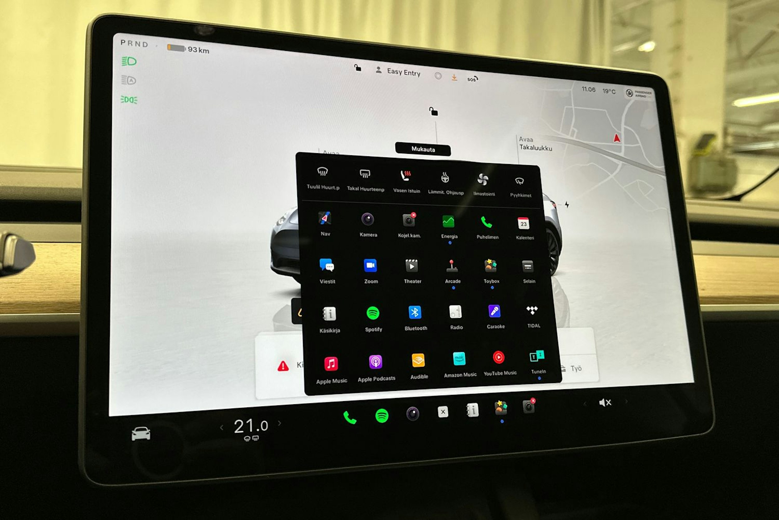 harmaa Tesla Model Y 2024 kuva 20.