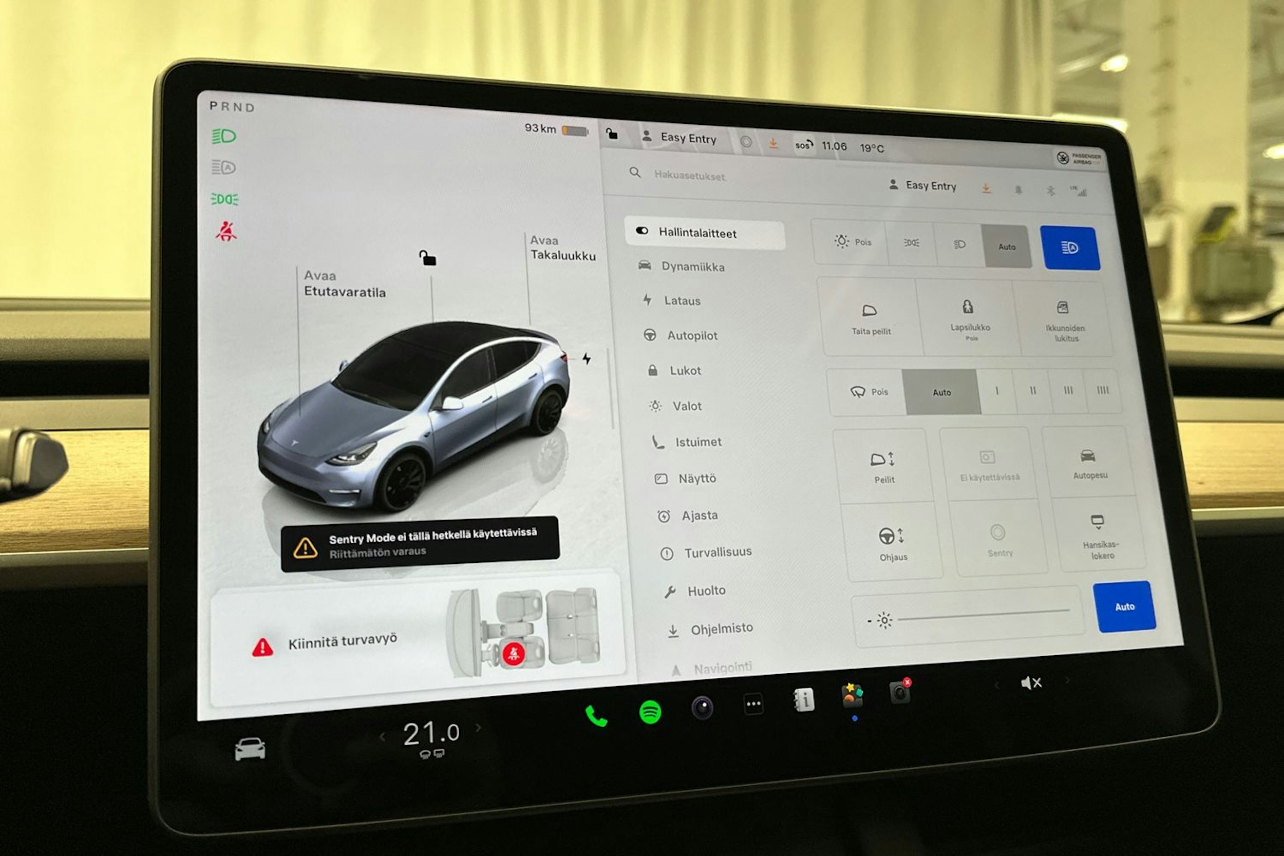 harmaa Tesla Model Y 2024 kuva 21.