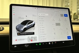 harmaa Tesla Model Y 2024 kuva 21.