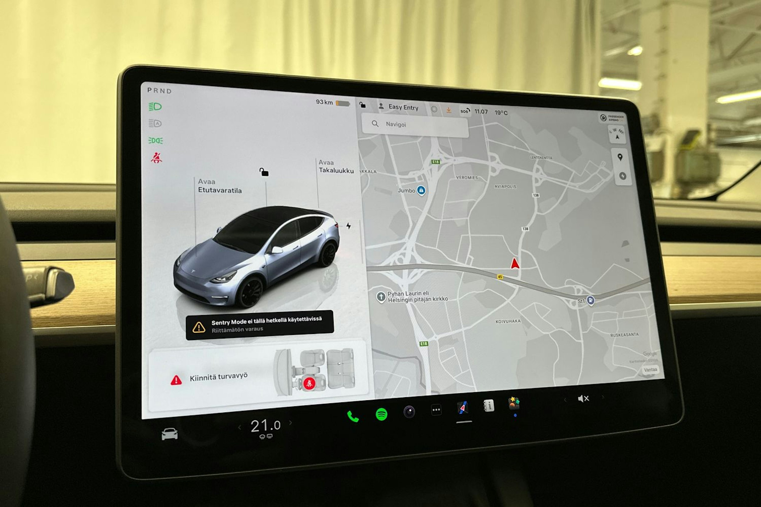 harmaa Tesla Model Y 2024 kuva 23.