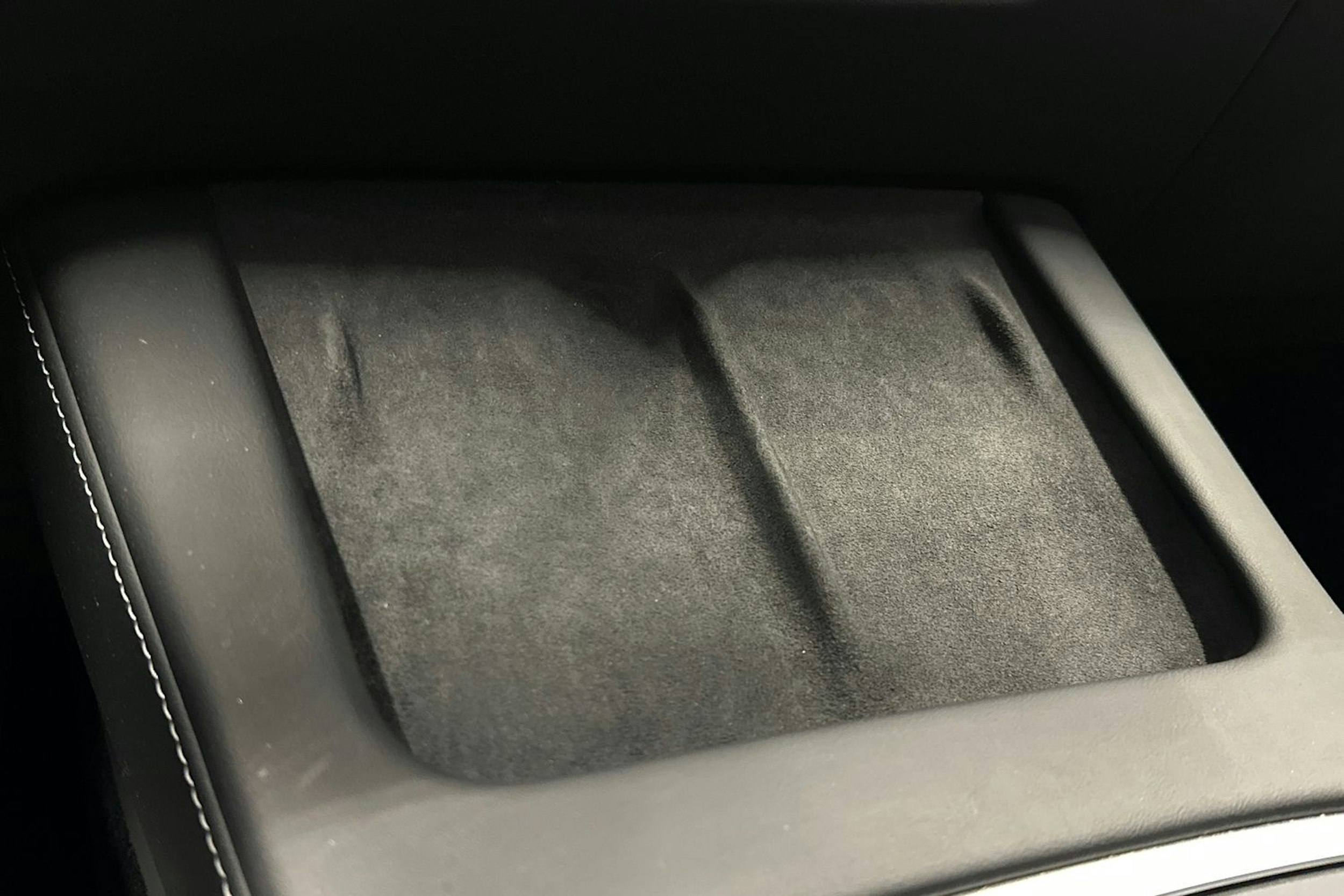 harmaa Tesla Model Y 2024 kuva 24.
