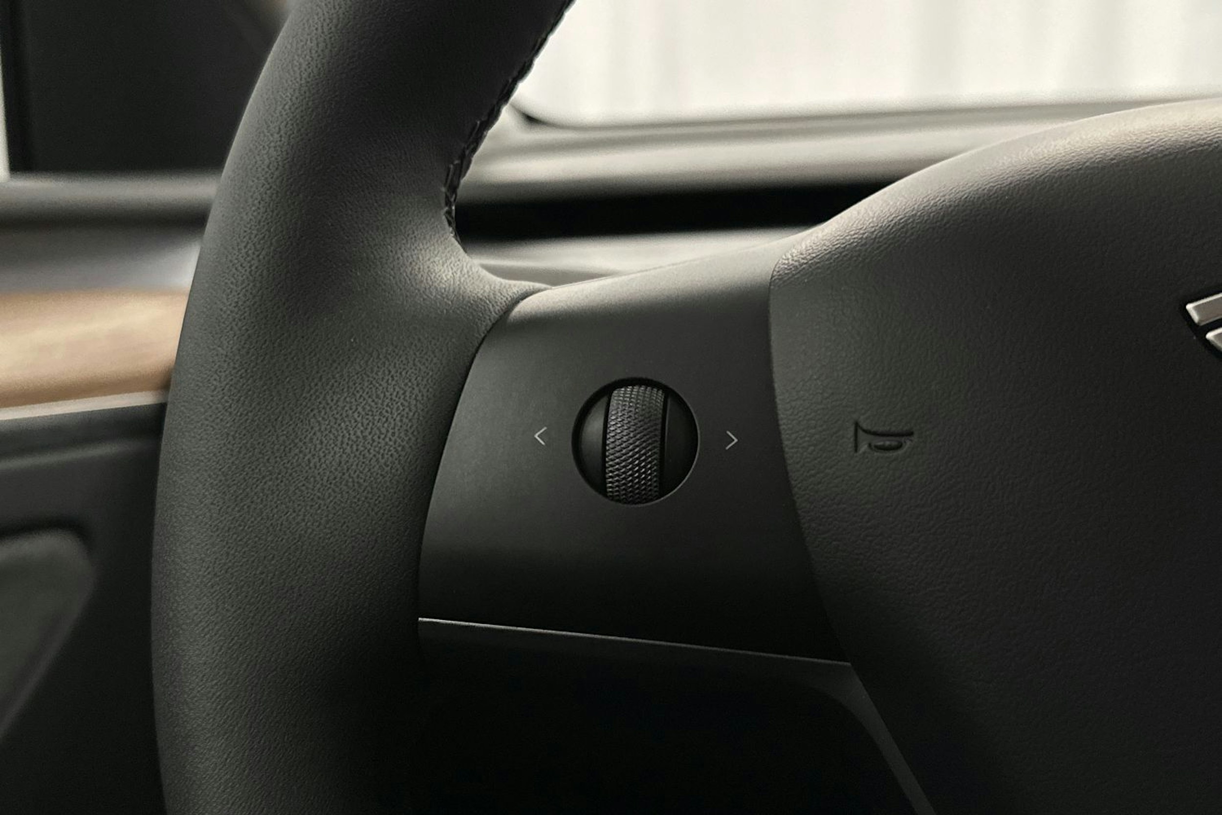 harmaa Tesla Model Y 2024 kuva 25.
