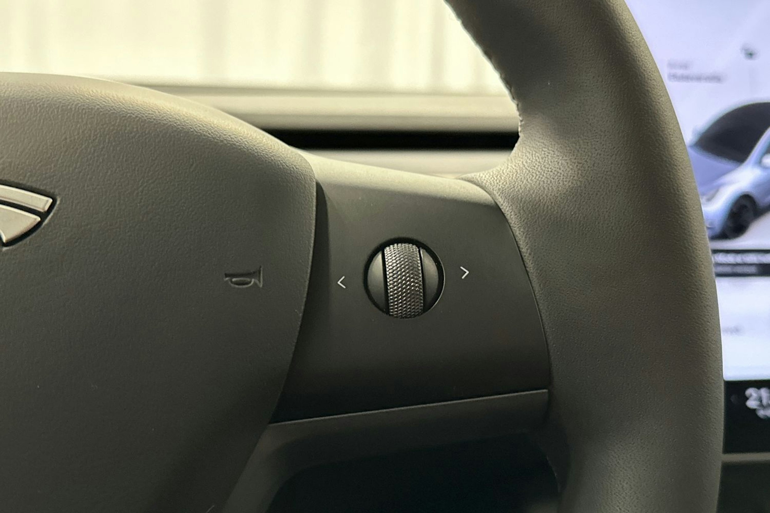 harmaa Tesla Model Y 2024 kuva 26.