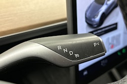 harmaa Tesla Model Y 2024 kuva 27.