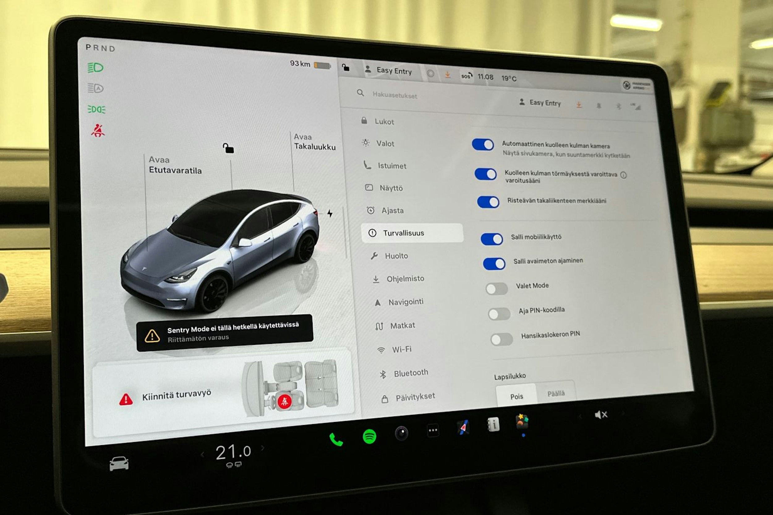 harmaa Tesla Model Y 2024 kuva 28.