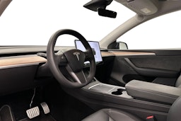 musta Tesla Model Y 2024 kuva 7.