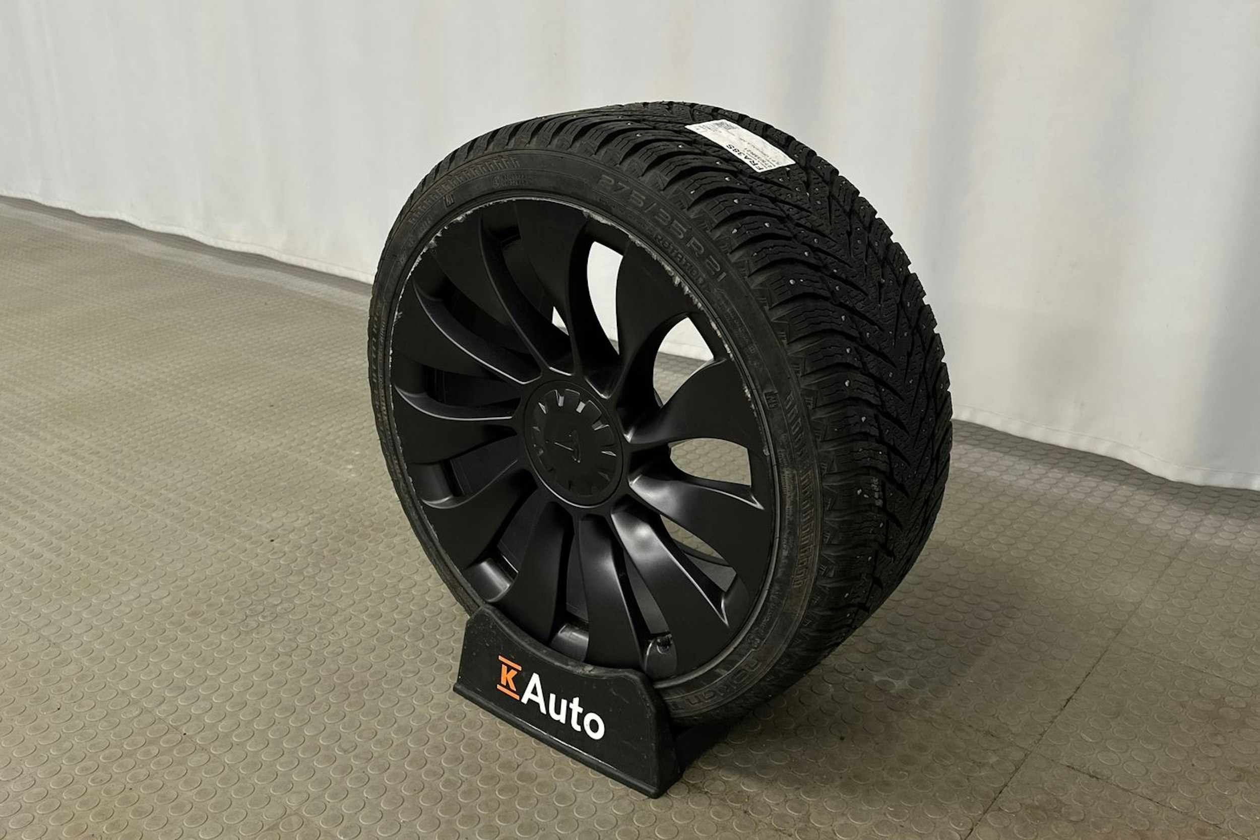 musta Tesla Model Y 2024 kuva 13.
