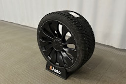 musta Tesla Model Y 2024 kuva 13.