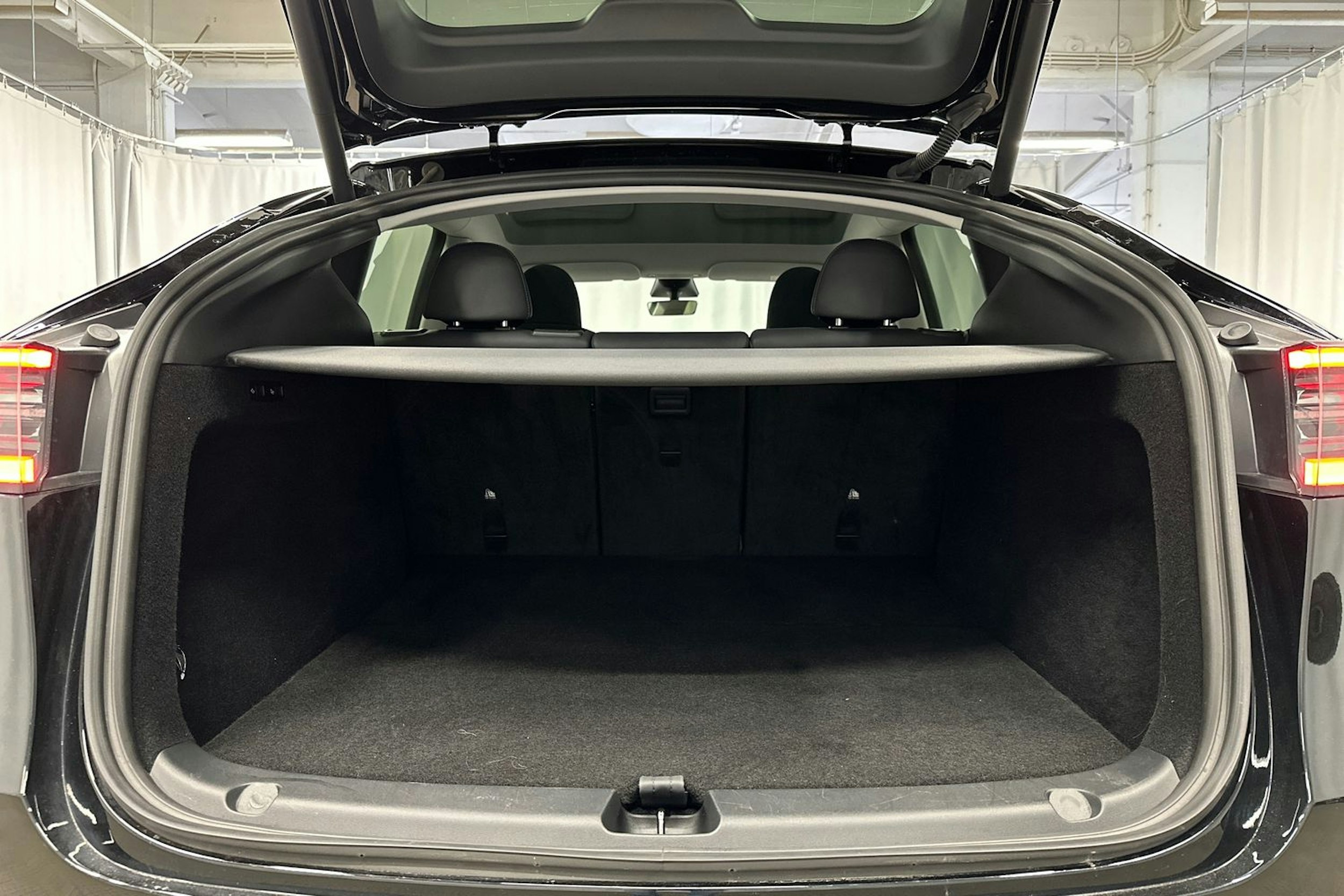 musta Tesla Model Y 2024 kuva 14.