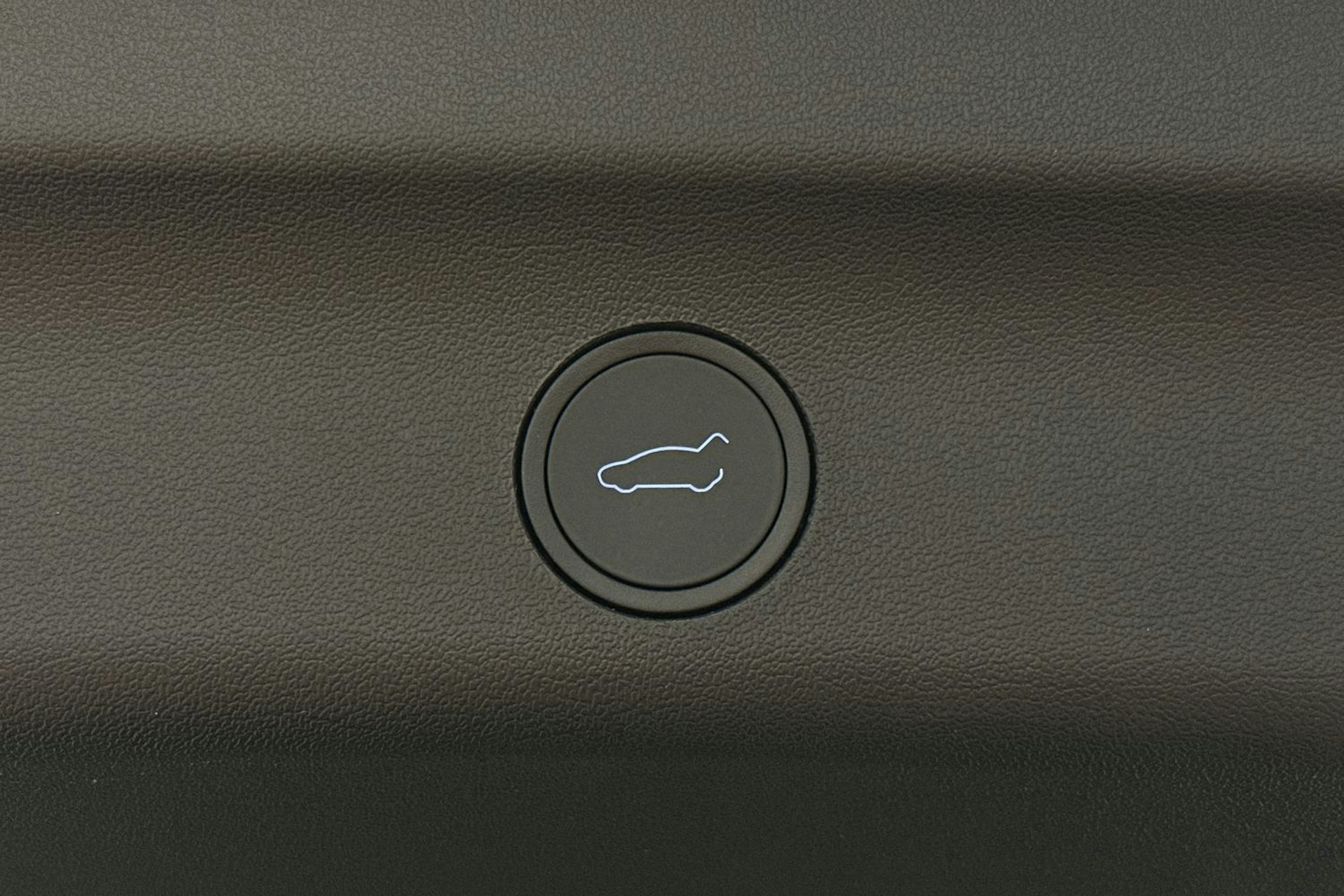 musta Tesla Model Y 2024 kuva 15.