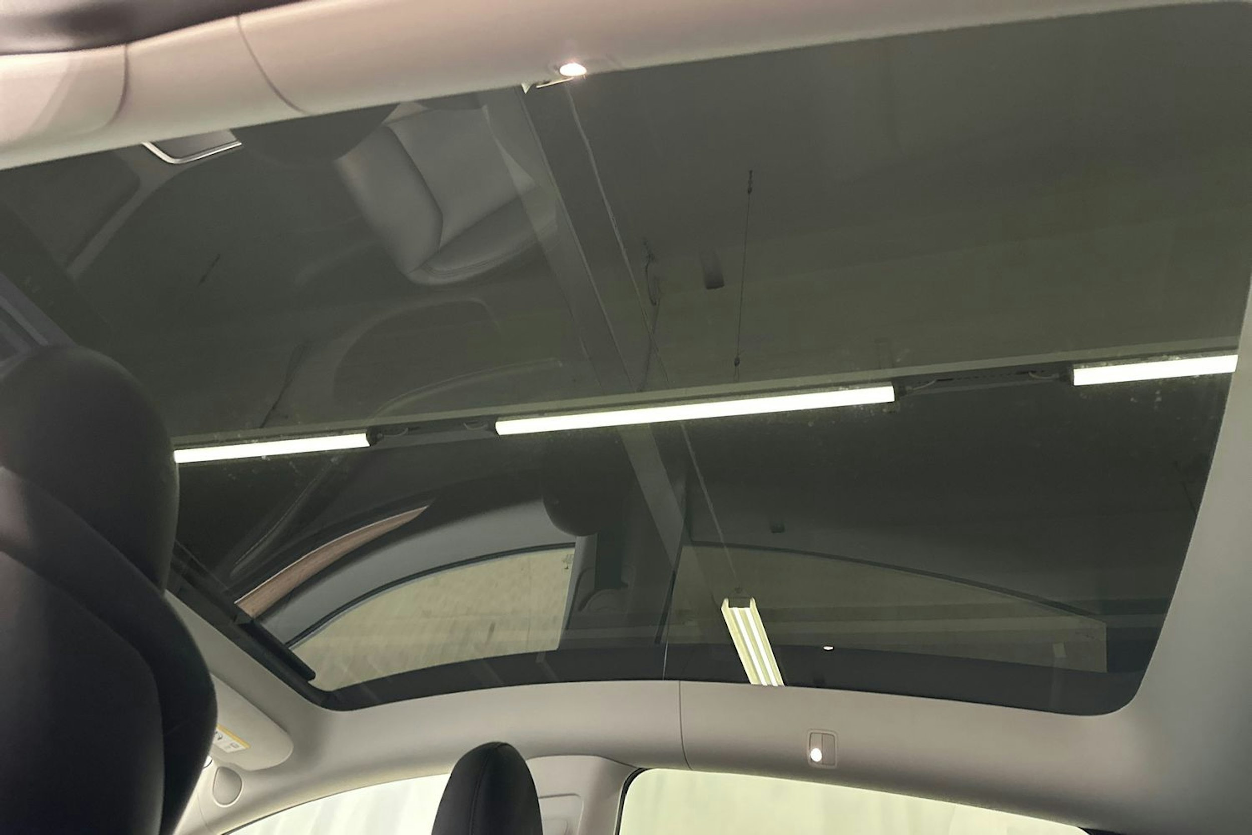 musta Tesla Model Y 2024 kuva 16.