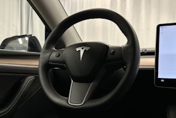 musta Tesla Model Y 2024 kuva 17.