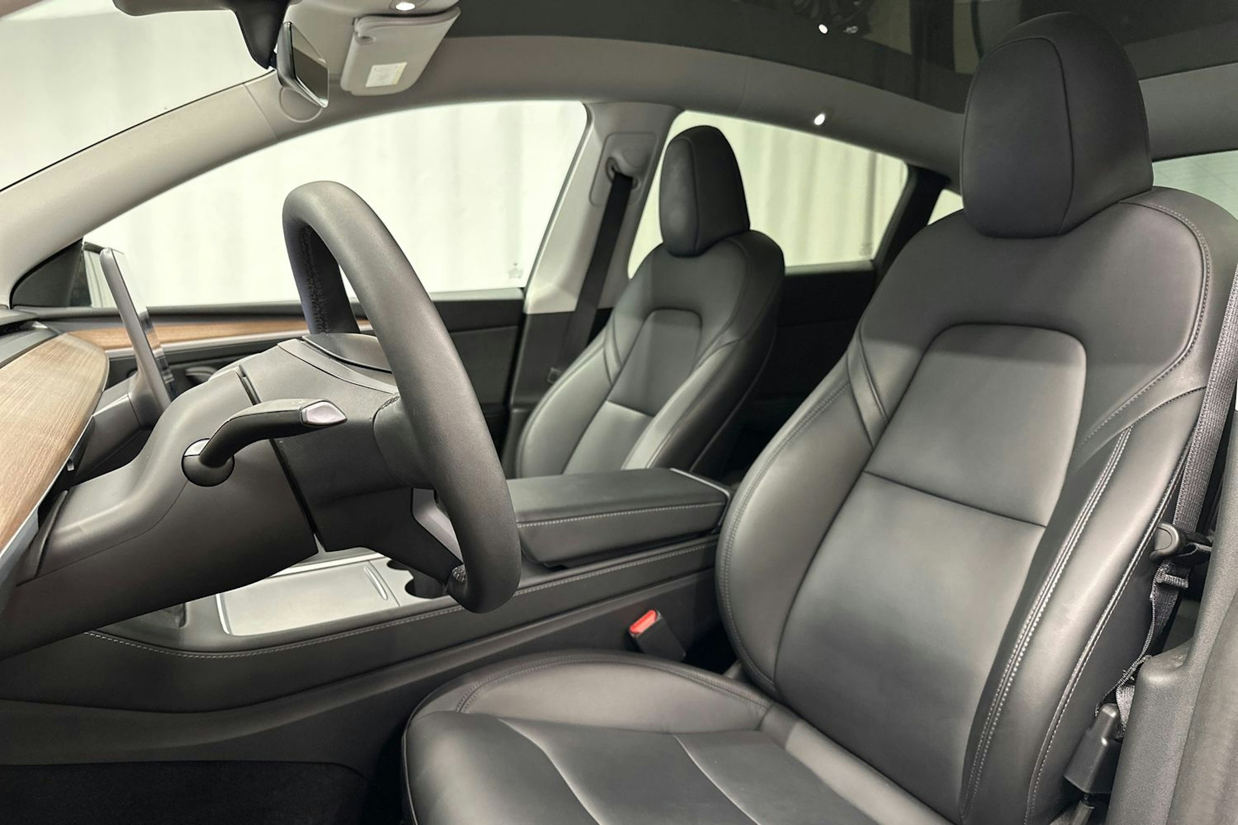 musta Tesla Model Y 2024 kuva 18.