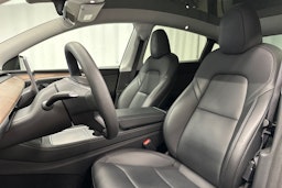 musta Tesla Model Y 2024 kuva 18.