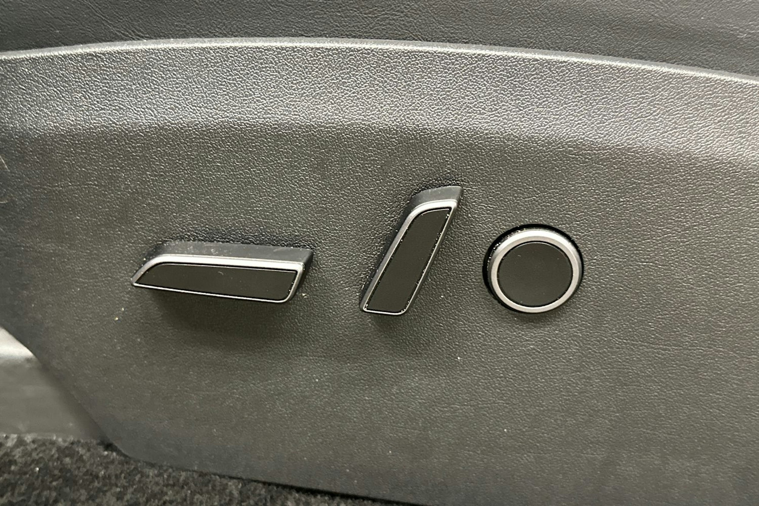 musta Tesla Model Y 2024 kuva 19.