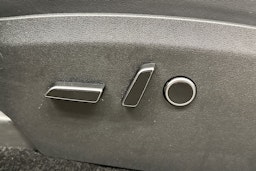 musta Tesla Model Y 2024 kuva 19.
