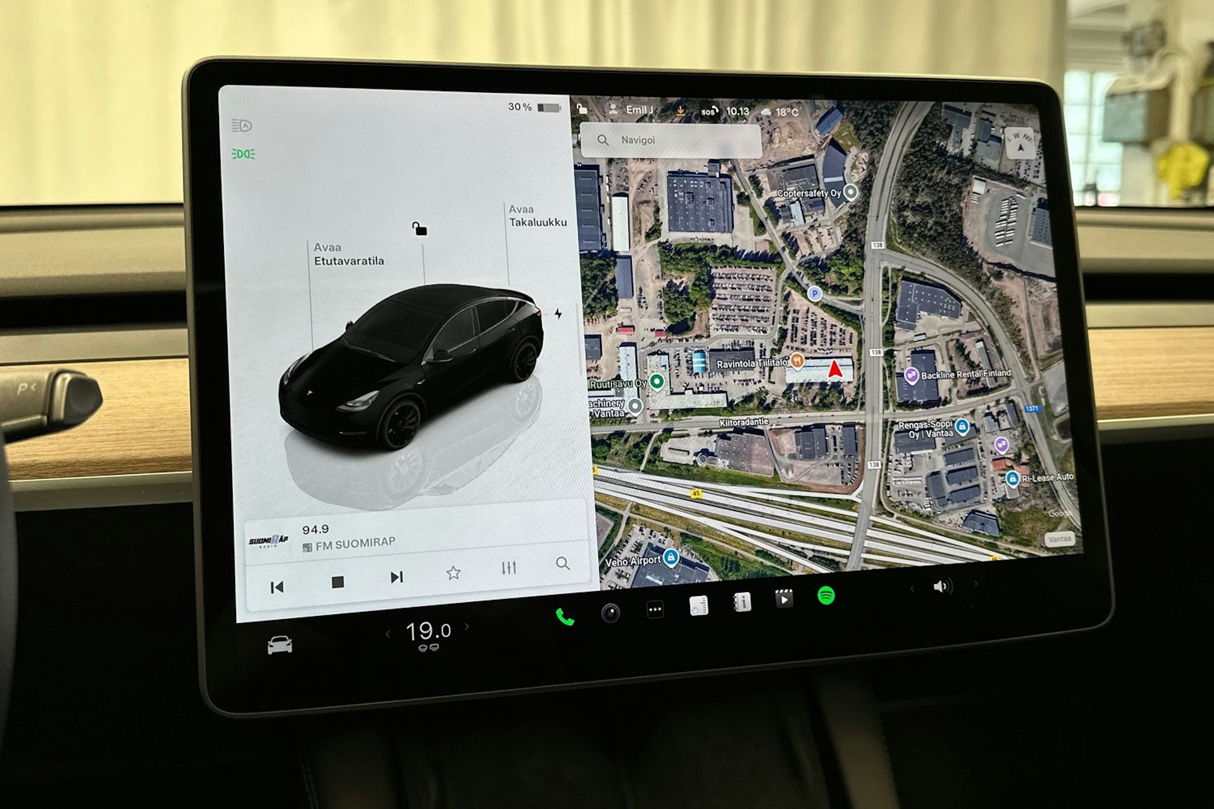 musta Tesla Model Y 2024 kuva 20.