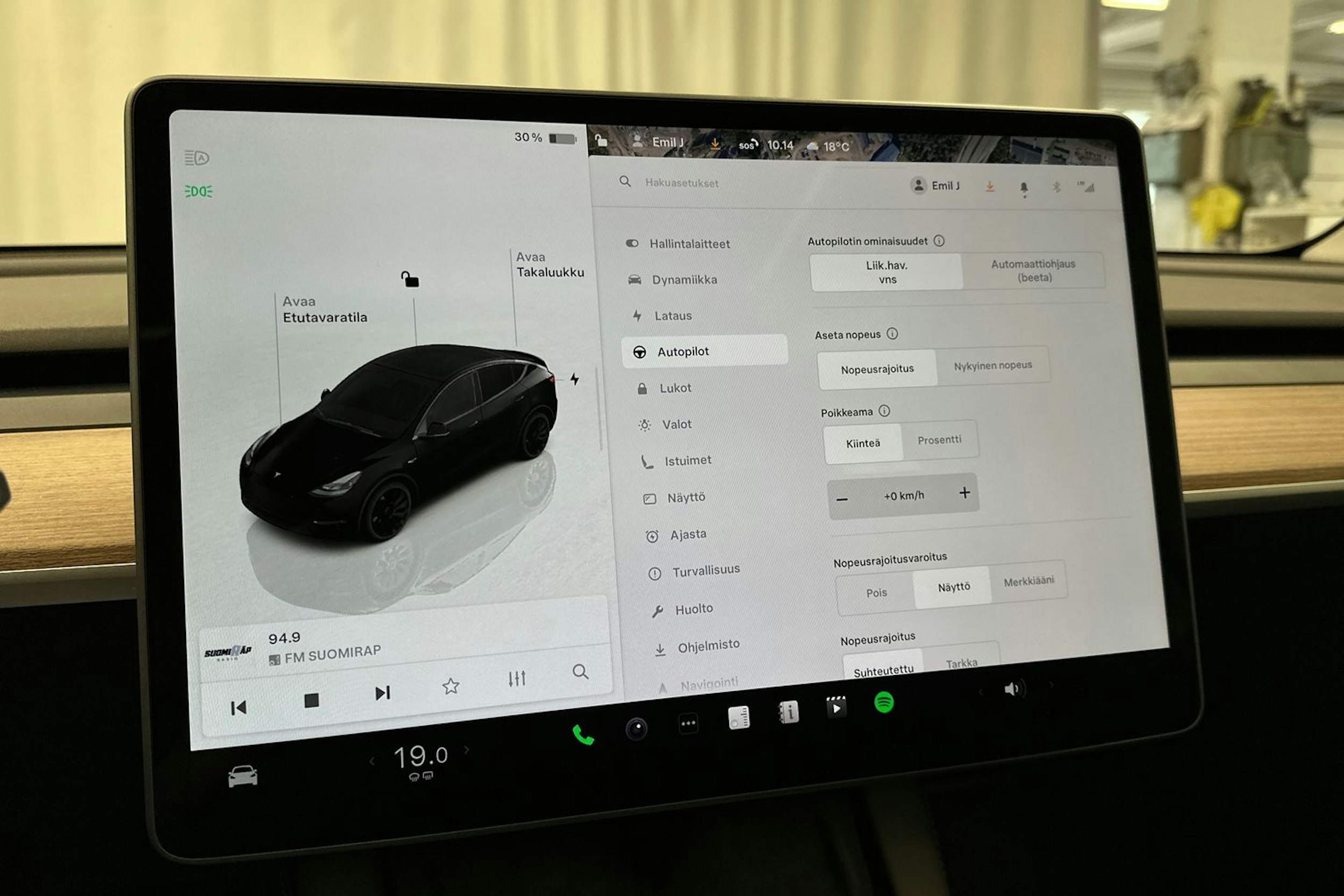 musta Tesla Model Y 2024 kuva 21.
