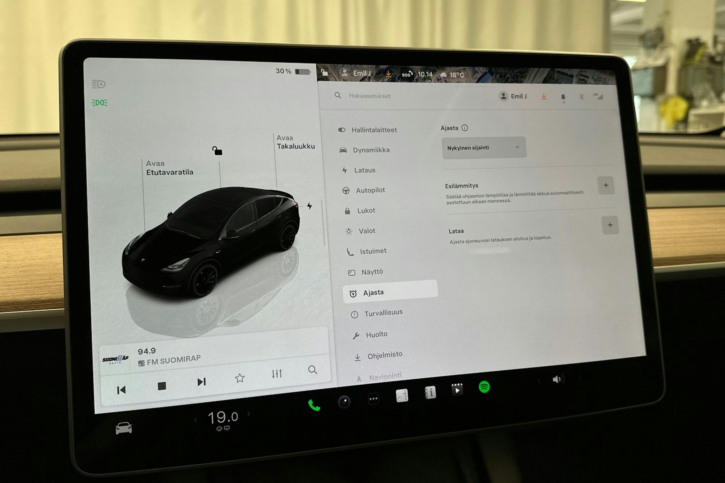 musta Tesla Model Y 2024 kuva 23.