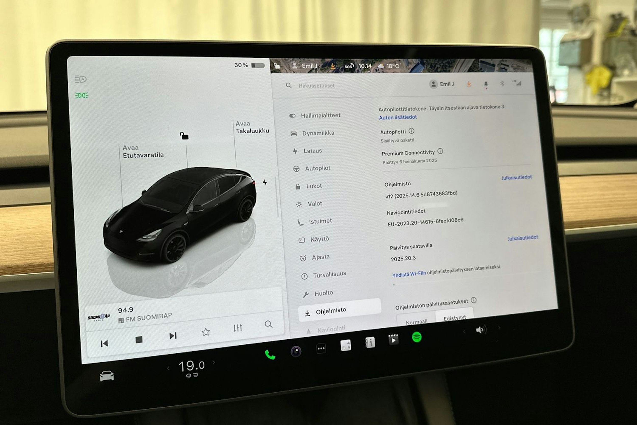 musta Tesla Model Y 2024 kuva 24.