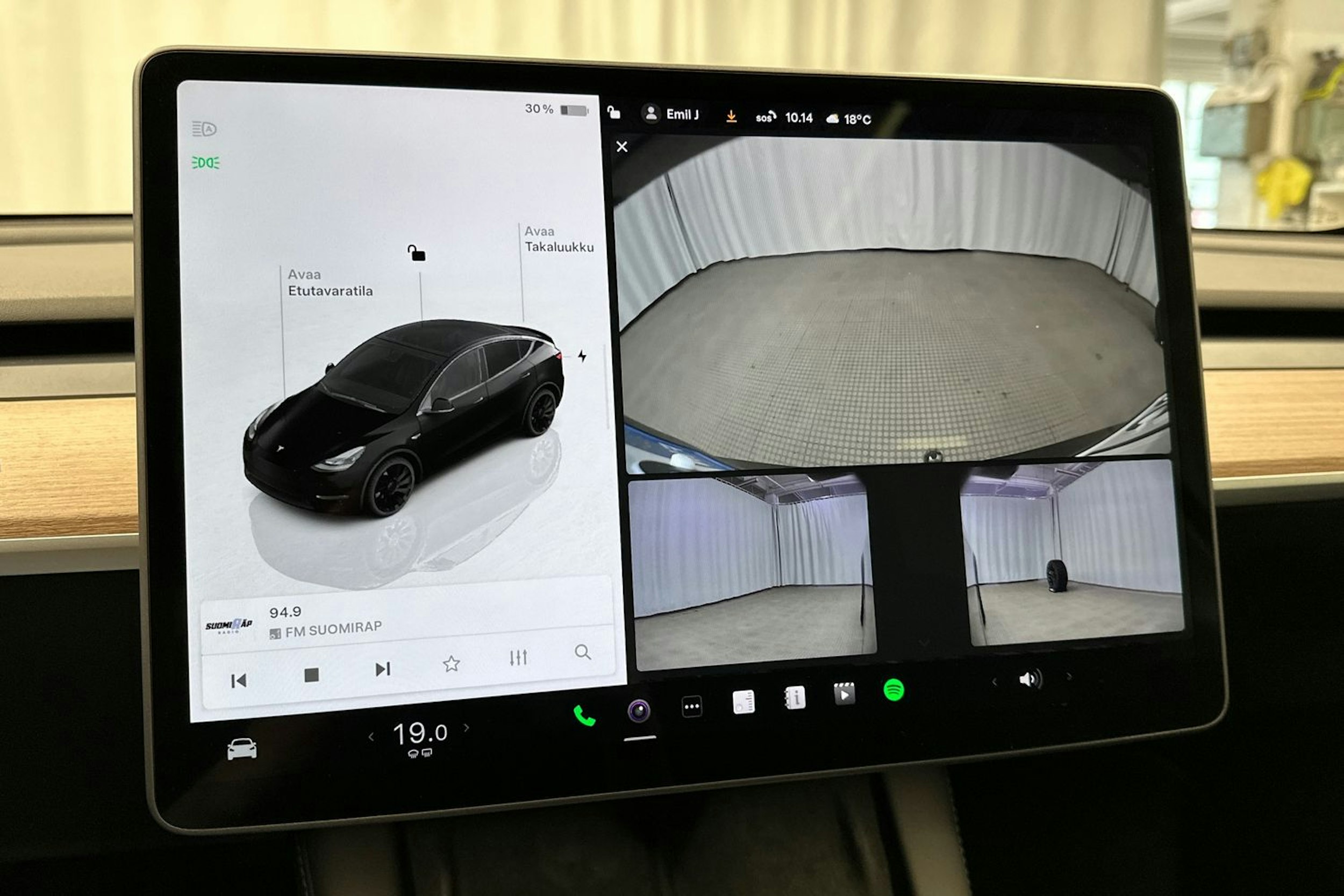 musta Tesla Model Y 2024 kuva 25.