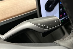 musta Tesla Model Y 2024 kuva 27.