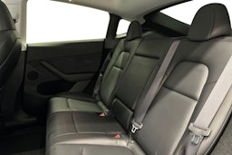 harmaa Tesla Model Y 2024 kuva 10.