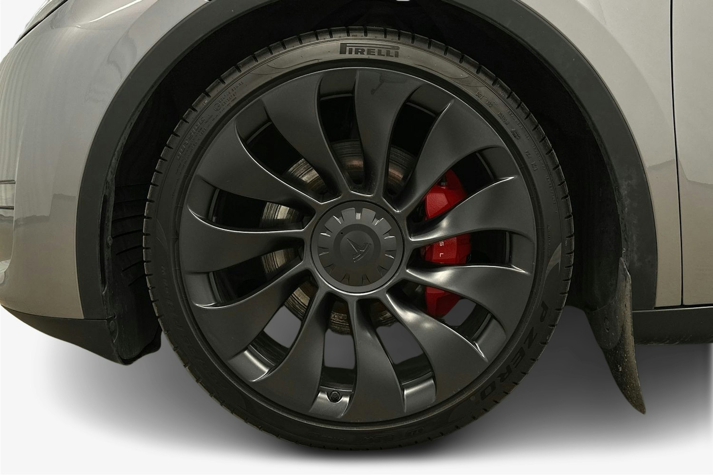 harmaa Tesla Model Y 2024 kuva 11.