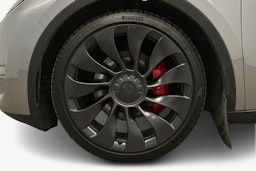 harmaa Tesla Model Y 2024 kuva 11.