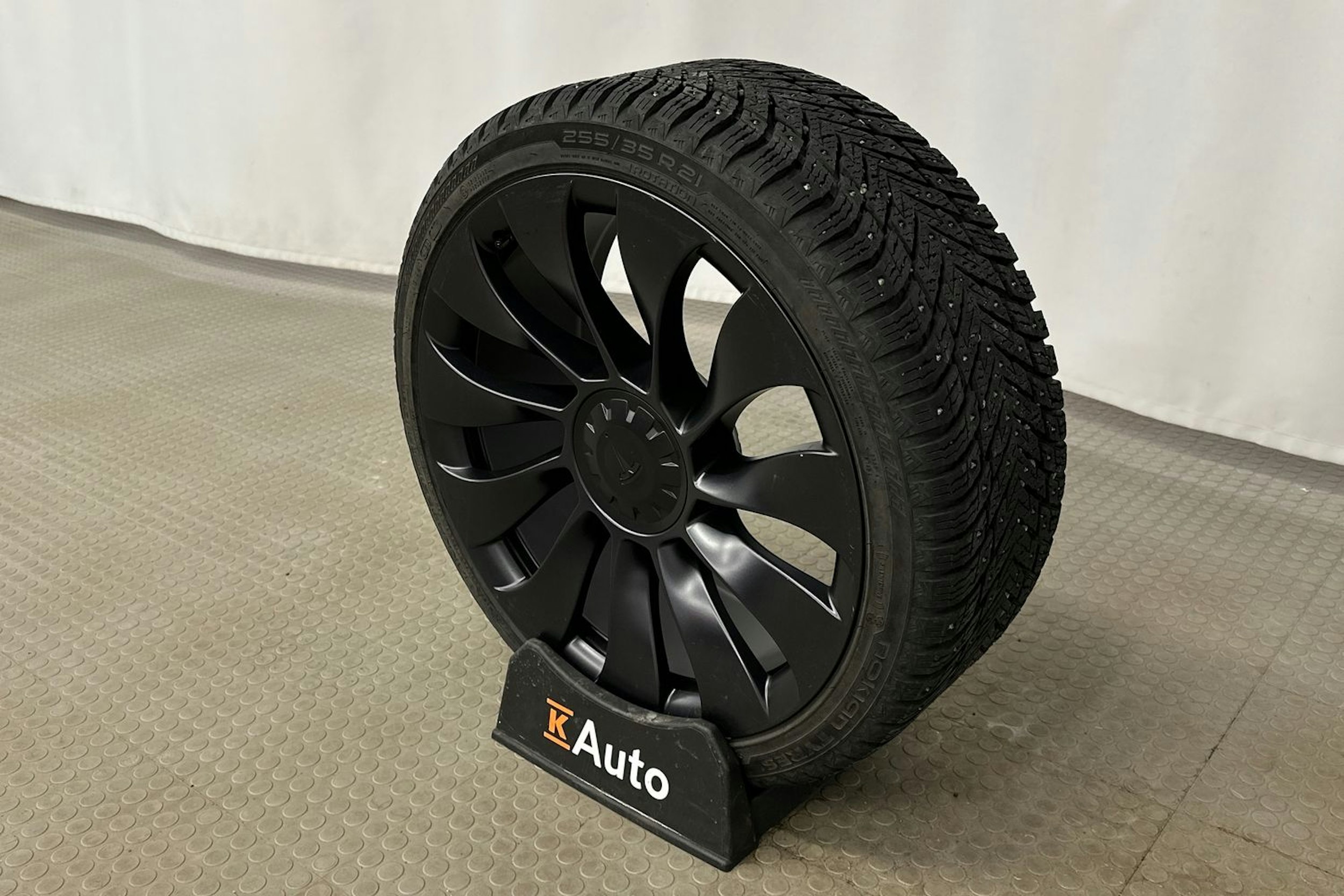harmaa Tesla Model Y 2024 kuva 13.