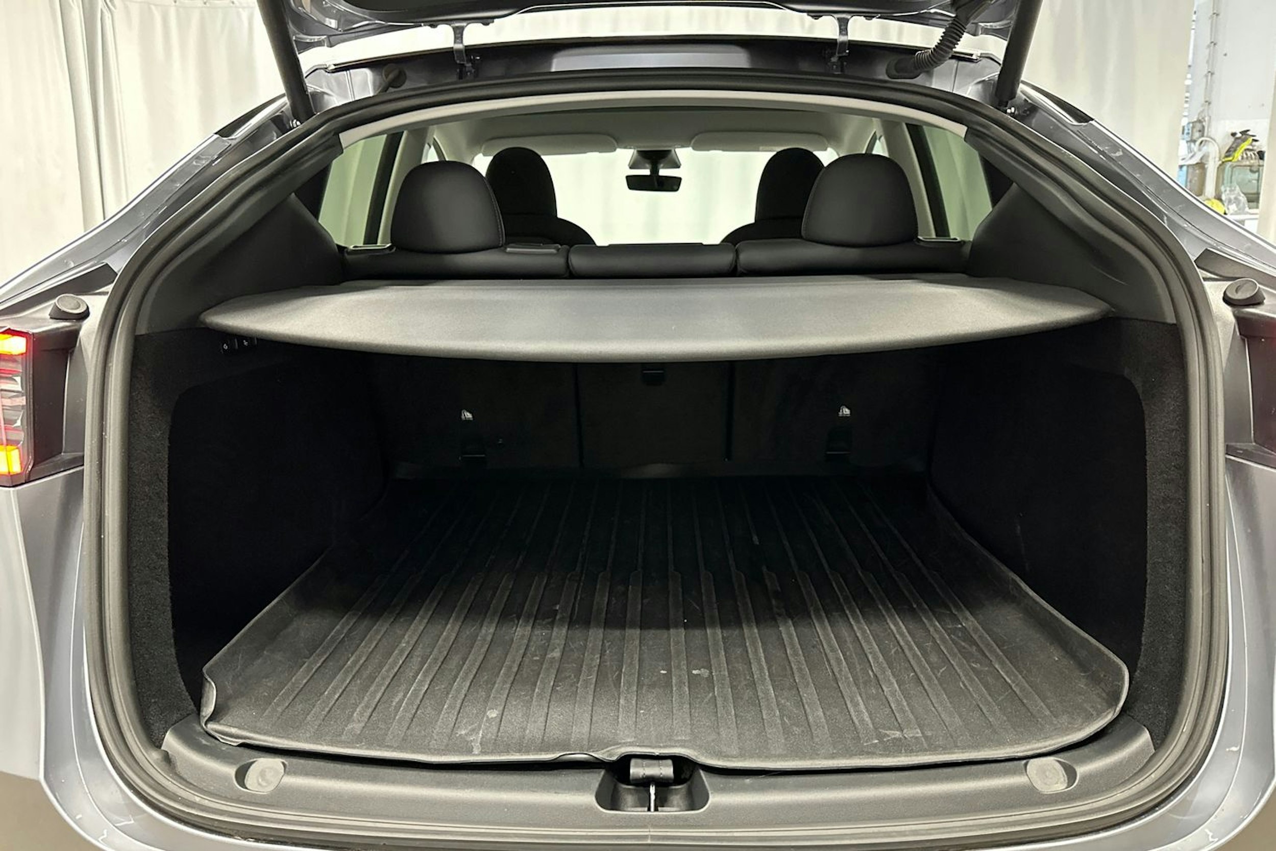 harmaa Tesla Model Y 2024 kuva 14.
