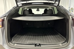 harmaa Tesla Model Y 2024 kuva 14.