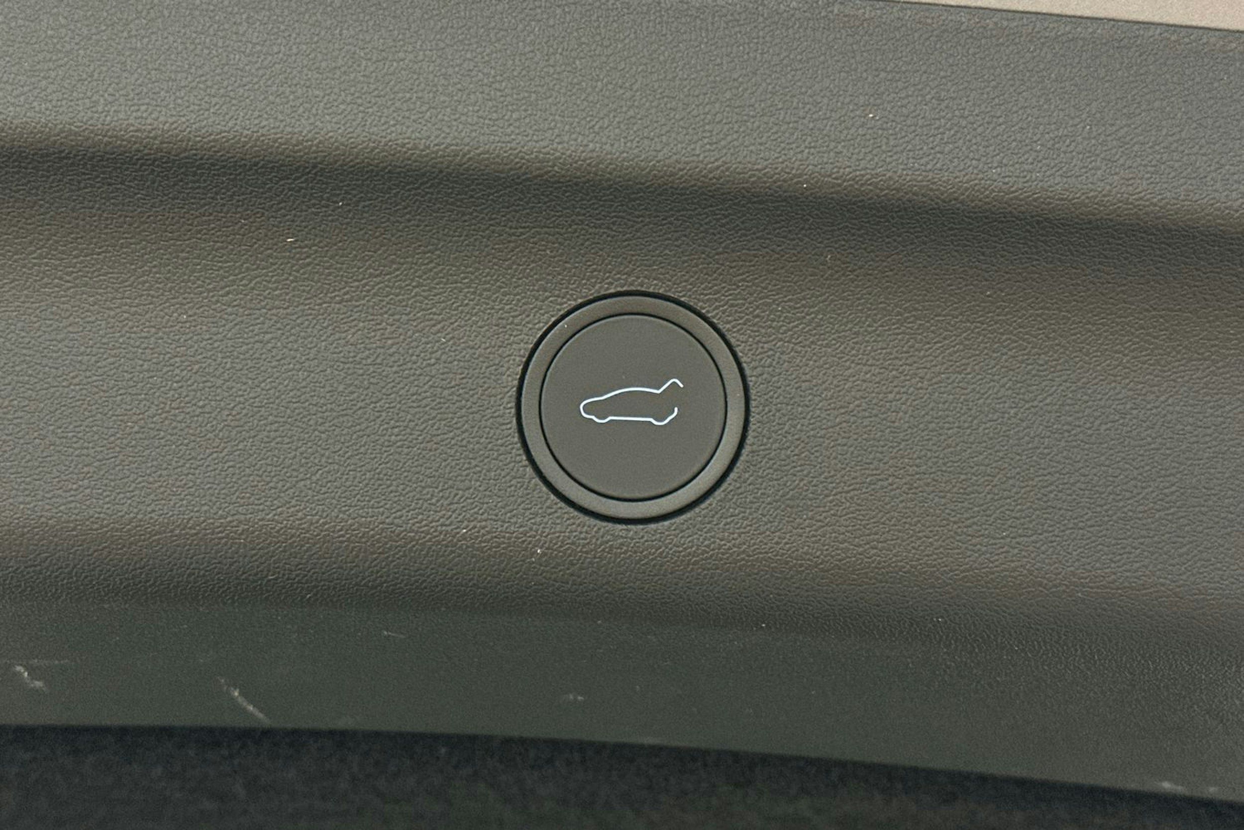 harmaa Tesla Model Y 2024 kuva 15.