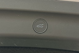 harmaa Tesla Model Y 2024 kuva 15.