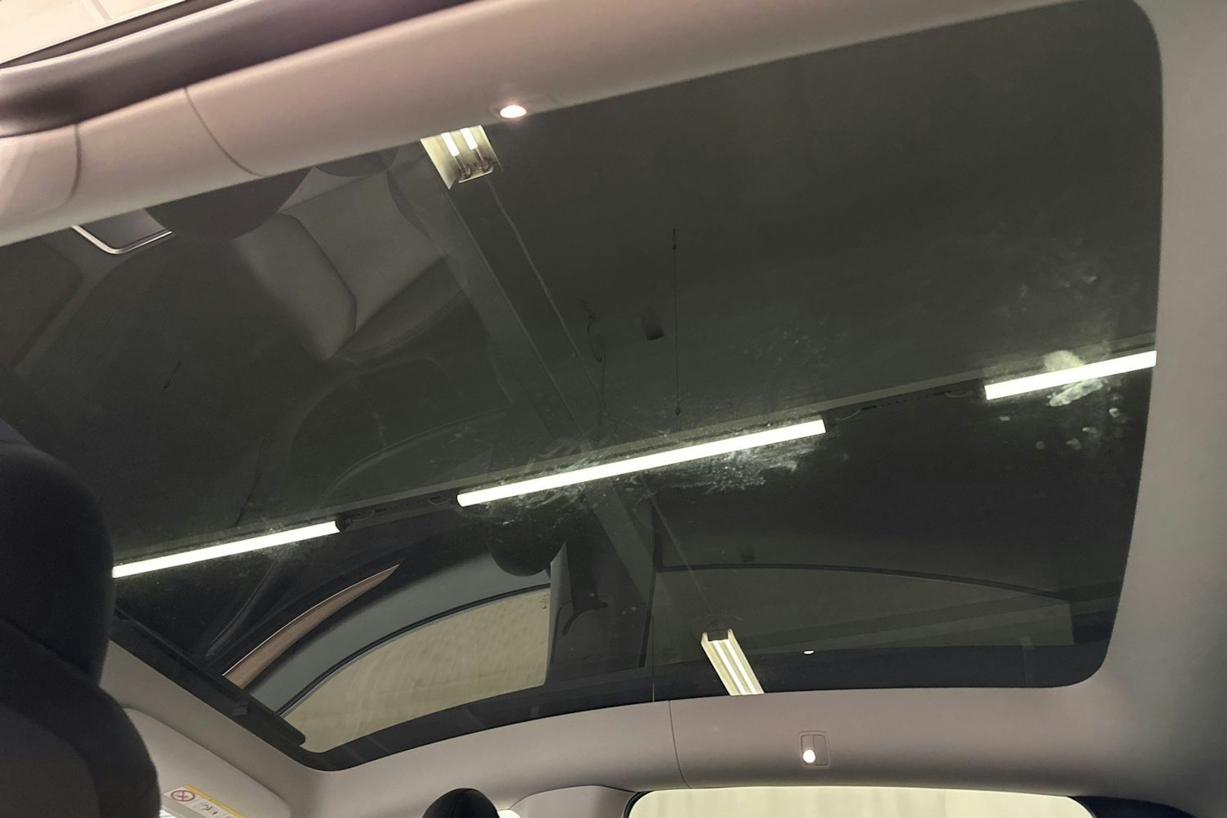 harmaa Tesla Model Y 2024 kuva 16.